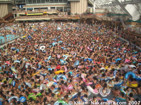 tokyo-summerland-packed-wave-pool.jpg 540×405 pixels