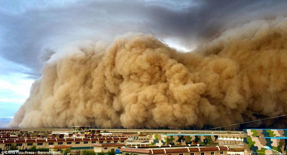 Desert storm: Huge cloud of sand descends on Chinese village | Mail Online