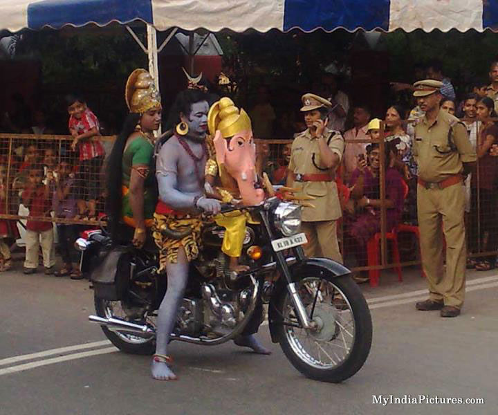 Shankar Parvati Ganesh on Bike Ramlila Funny : India Pictures - Indian Pictures 