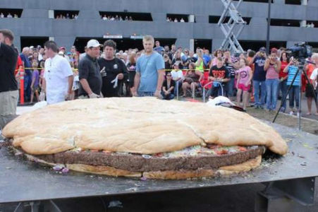 Worlds-Largest-Hamburger.jpg 600×399 pixels