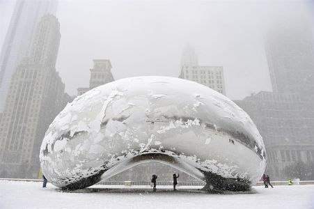 Chicago's Cloud Gate sculpture shines through snowstorm - PhotoBlog