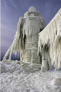 Michigan lighthouses transformed into giant icicle after freezing storm | Mail Online