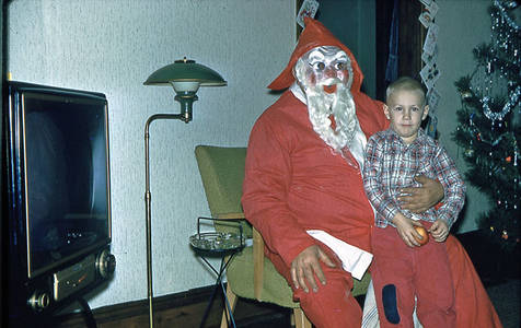 16 Seriously Shady Santas Frightening The Hell Out Of Children