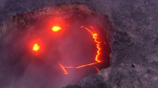 Lava pictures from 'smiling' Hawaiian Kilauea volcano eruption - BBC News