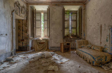 15 Photos of Abandoned Bedrooms I Found While Exploring