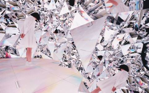 Prismverse–Spatialisingpathsoflightinsideadiamond